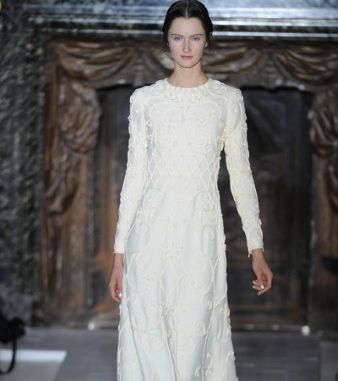 فستان أبيض بأكمام طويلة مناسب لزفافك مع Valentino