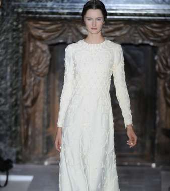 فستان أبيض بأكمام طويلة مناسب لزفافك مع Valentino 