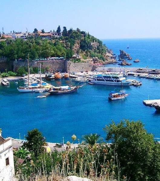 بعيداً قليلاً من زحمة اسطنبول والأسعار الحارّة في مارمريس، زوري أناتاليا في تركيا لأنّها شهدت إنخفاضاً بنسبة 25% بأسعارها هذه السنة ولا تقلّ جمالاً عن سواها من المدن