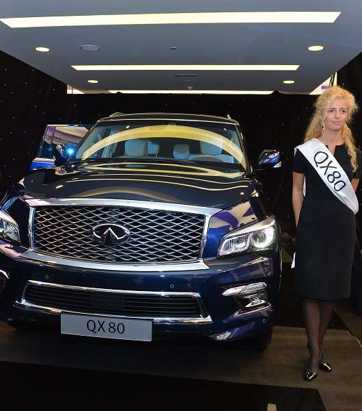 عرض لسيارة إنفنيتي QX80 الحديثة لعام 2015