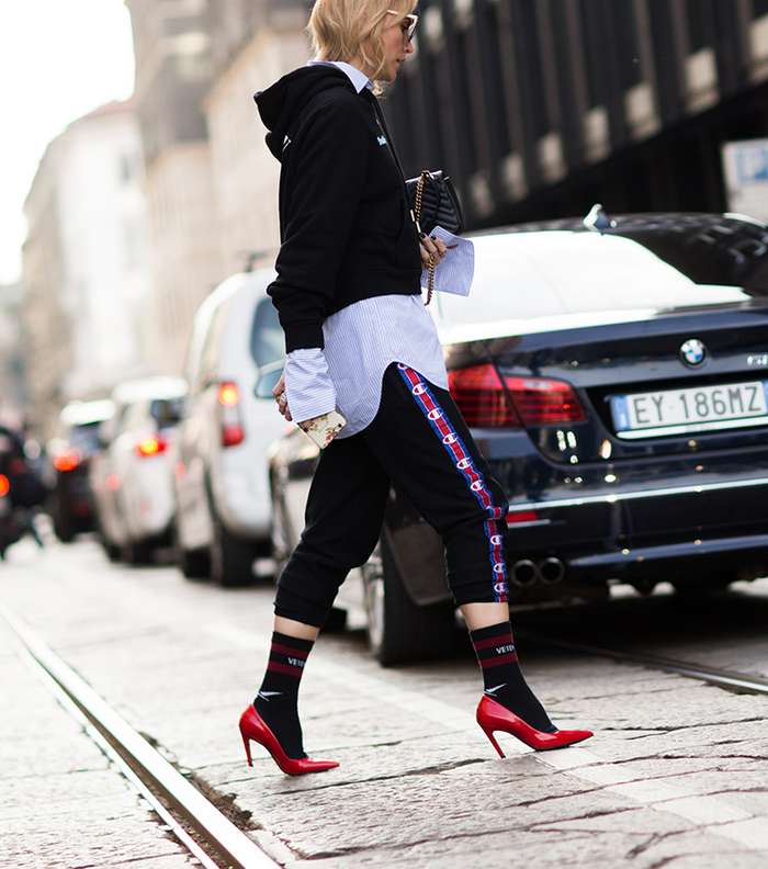 سروال رياضي وحذاء بالكعب العالي مع الجوراب في شوارع ميلانو خلال اسبوع الموضة