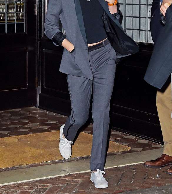 لاطلالة مميزة في صيف 2016، ارتدي الاحذية الرياضية مع البذلة الرسمية