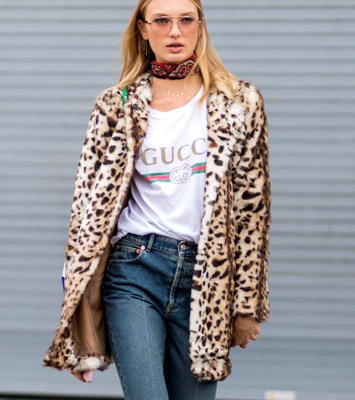 ارتدي T shirt غوتشي مع الجينز بطول الكاحل ومعطف الفرو بنقشة النمر هذا الموسم