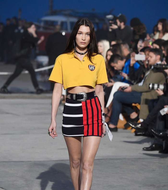 البولو القصيرة Cropped Polo بالقماش المقلم من تومي هيلفيغر لصيف 2017