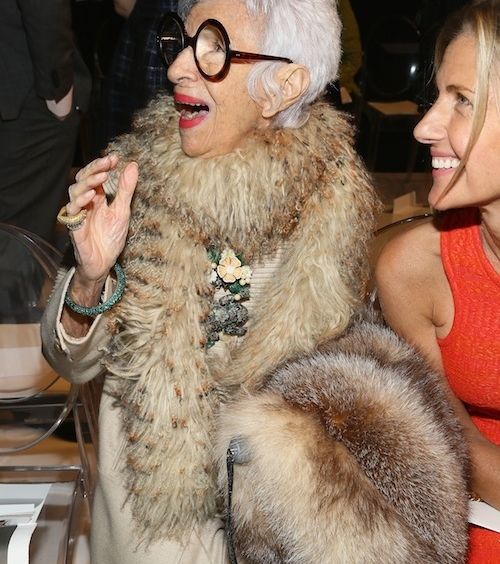 أيريس أبفل تعتمد موضة الفرو