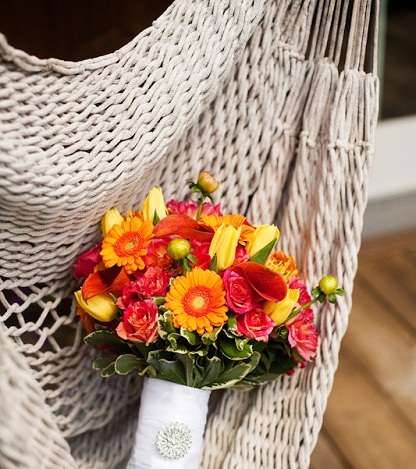 التوليب الأصفر والبرتقالي يزينّان باقة زفافك