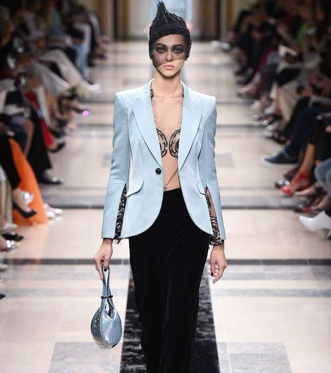 السروال الرسمي مع البلايزر الرسمية والتوب الشفافة التي تظهر لون البشرة من Armani Prive