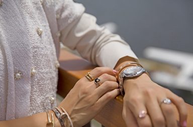 تزيّن مجوهرات كارتييه إطلالة هلا الحارثي