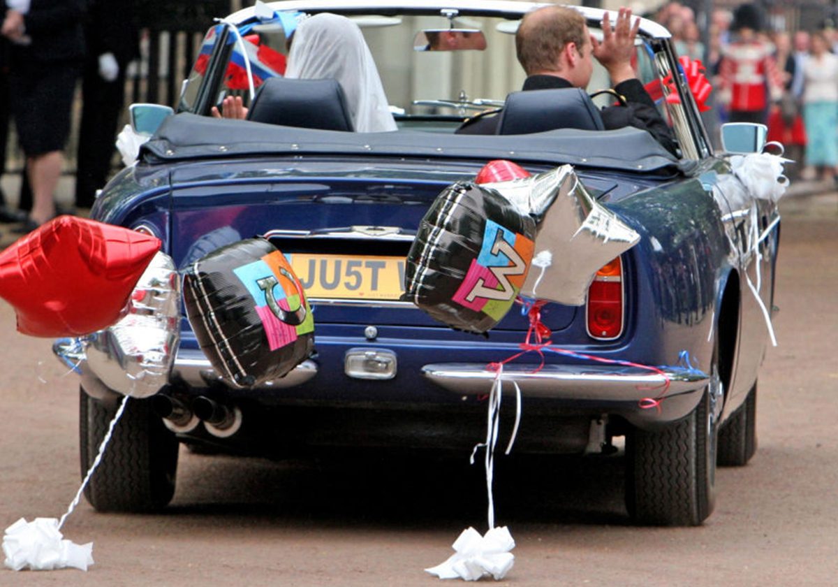 السيّارة التي غادر فيها العروسان قصر باكينغهام 