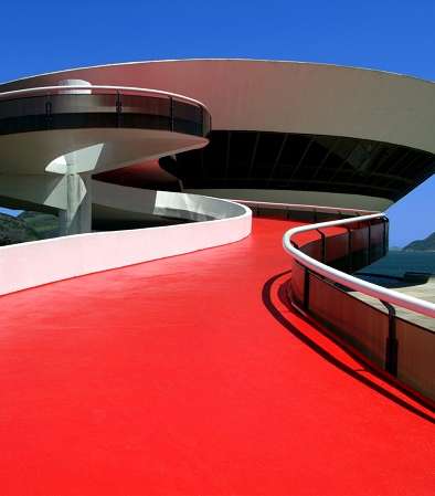 تعرفي على تفاصيل عرض مجموعة كروز 2017 في متحف Oscar Niemeyer للفن المعاصر