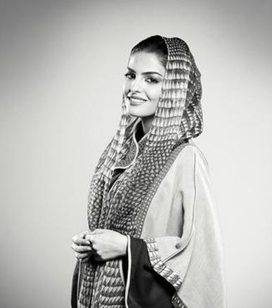 أميرة الطويل متألّقة بإطلالة الحجاب