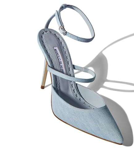 حذاء كلاسيكي من تصميم ريهانا لصالح علامة مانولو بلانيك