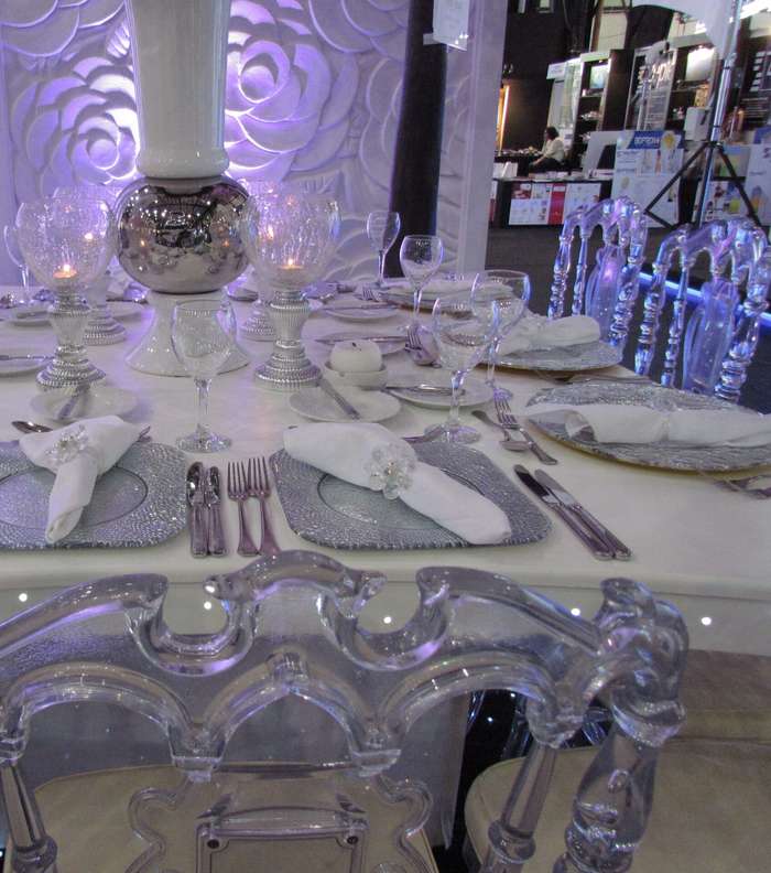 زينة طاولات الزفاف كان لها حضورها أيضاً 