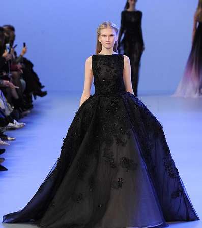 من أجمل الفساتين السوداء اللون التي صمّمها اللبناني إيلي صعب على الإطلاق.