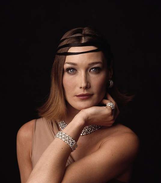 كارلا بروني بإطلالة ديور العصرية