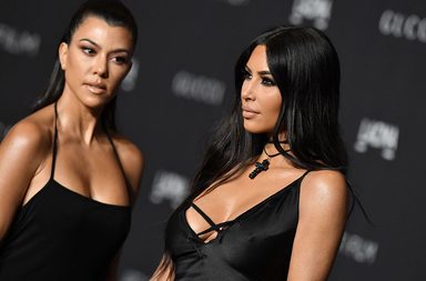 فيديو عراك بالأيدي وشجار عنيف بين كيم كاردشيان وشقيقتها كورتني