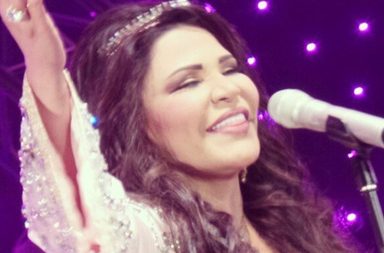 أحلام ترتدي الأكسسوارات المميزة