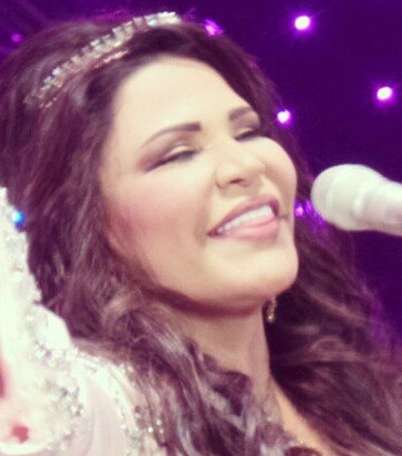 أحلام ترتدي الأكسسوارات المميزة