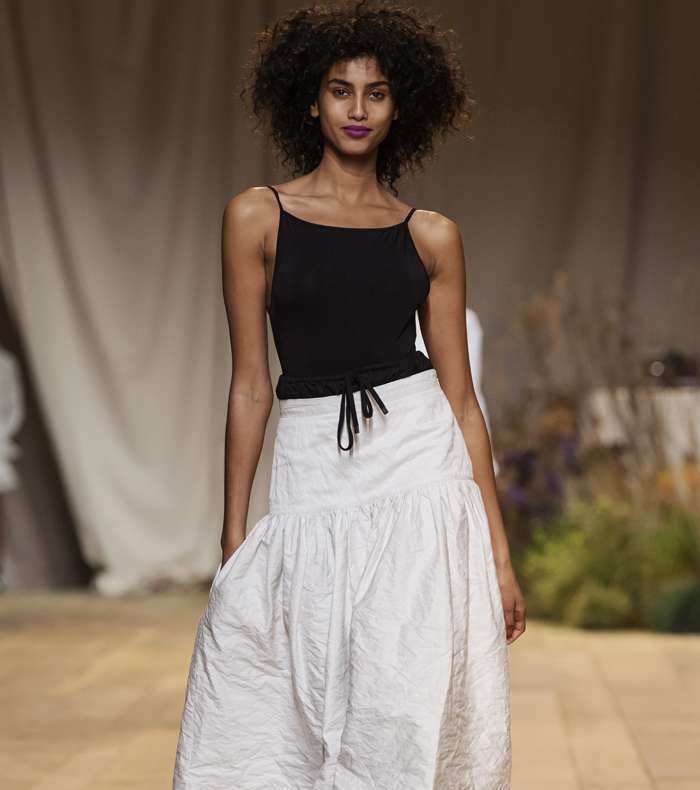 التنورة البيضاء الماكس المنفوخة مع التوب الرياضية بالرباط الرفيع من H&M Studio لصيف 2017