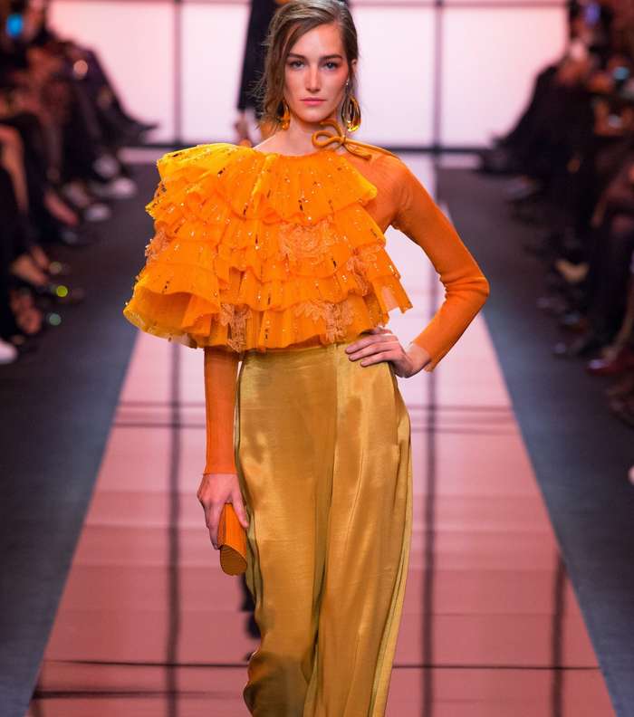 السروال الحريري الواسع مع توب الكشاكش من Armani Prive لصيف 2017