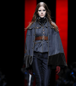 موضة الدنيم والقميص مع الحزام العريض على الخصر من Dsquared2