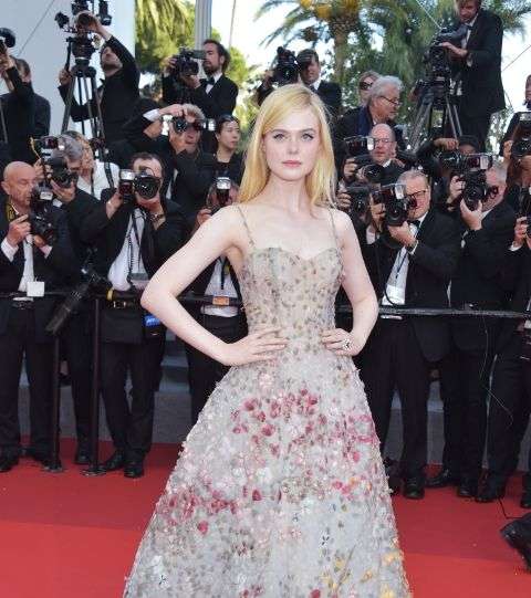 Elle Fanning بفستان مطبع منفوخ مع رباط رفيع من ديور في اليوم السابع من مهرجان كان 2017