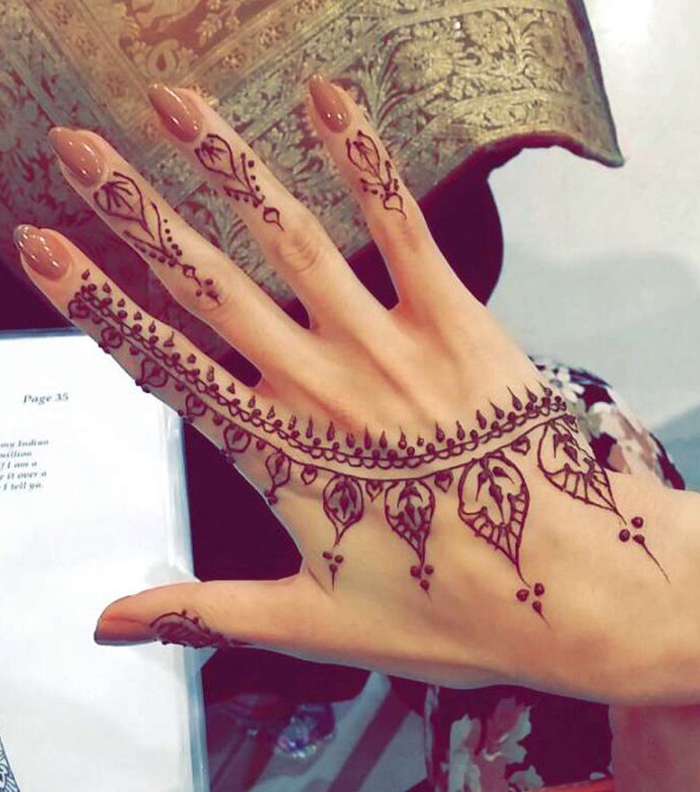 إليك صور نقش ناعم لحناء مميز