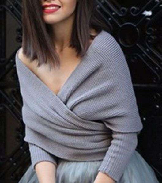 اختاري كنزة الـ Off Shoulders بقصة الـ Wrap من الامام وارتديها مع تنورة التول