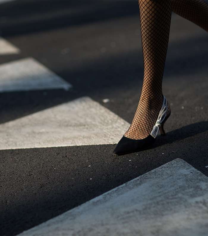 موضة الجوارب المشبكة في شوارع ميلانو في اليوم الاخير من اسبوع الموضة