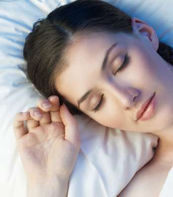 طريقة النوم المثالية على الظهر