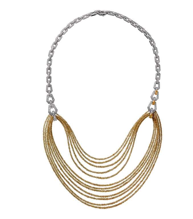 عقد ديفيناسيون مصنوع من البلاتين، مرصّع بماسات برتقالية من مجموعة Cartier Magicien