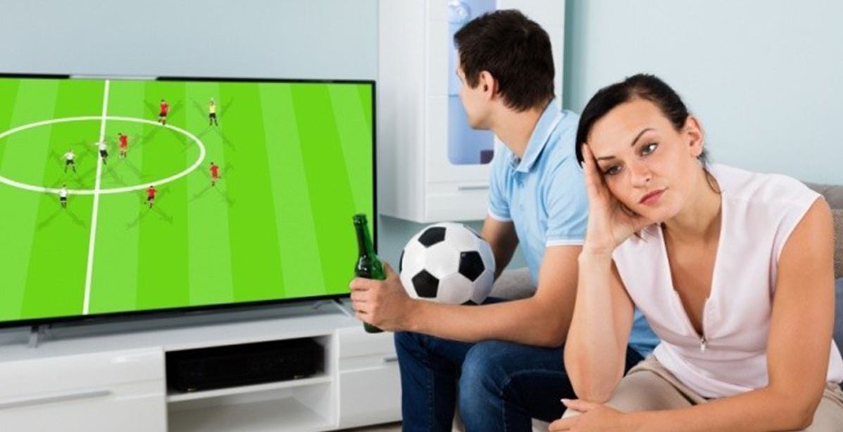 لئلا تخسري زوجك بسبب "كأس العالم" إليك كيفية التصرف خلال هذا الشهر العصيب!