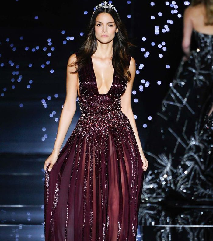 تألقي فستان عنابي يبهر من حولك