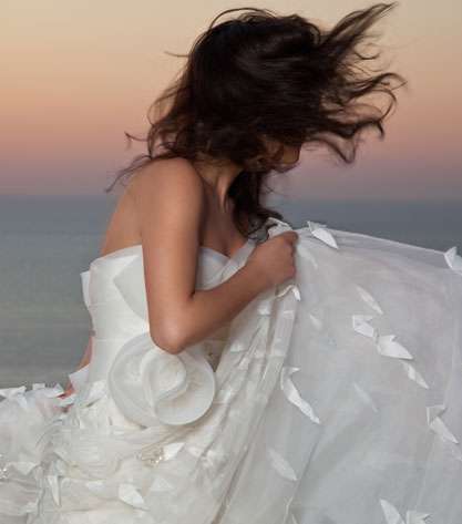 للعروس الناعمة والأنثوية، تألقي بفستان من ريم عكرا
