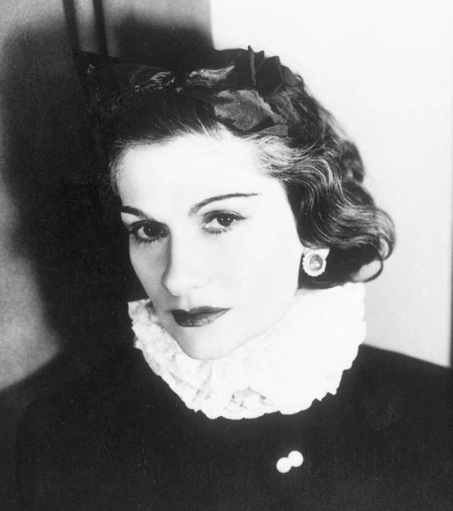 من قواعد الموضة بالنسبة الى كوكو شانيل ان تعتمد المراة الاطلالة البسيطة