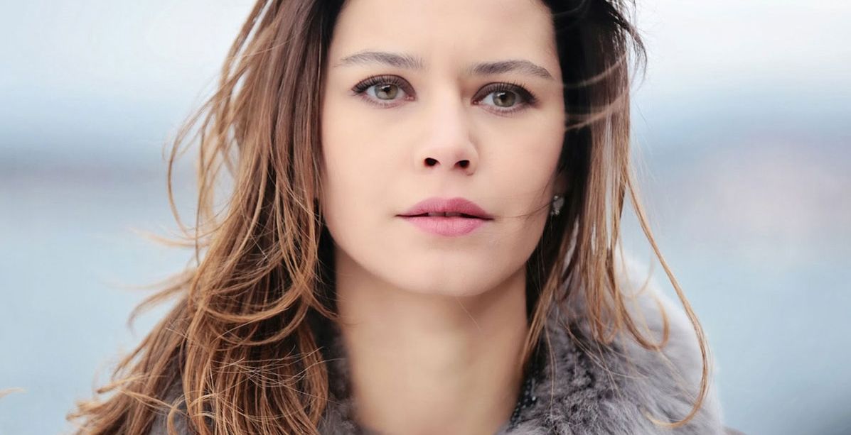 بالصور: بيرين سات تكسر قواعد الأناقة والجمال وتظهر بأسوء اطلالة لها على الاطلاق!