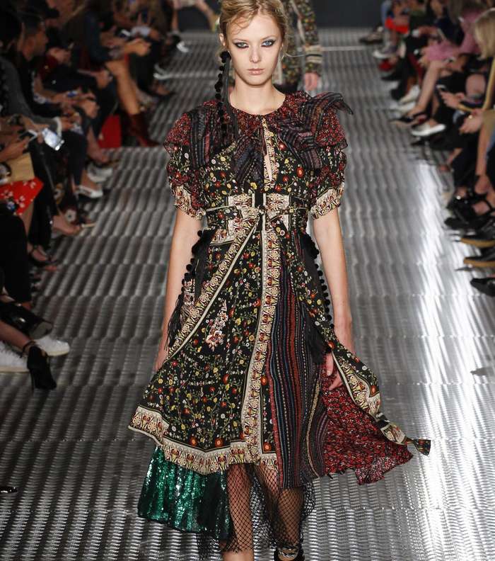 الفستان المطبع بالقصة المنفوخة مع قماش الشبك تحته من No.21 لصيف 2017