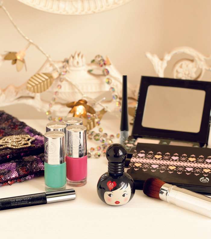 مجموعة متكاملة من مكياج العيون بالوانها الراقية