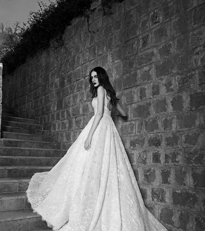 فستان زفاف مميّز بذيله الطويل من زهير مراد