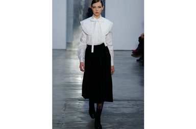 القميص الابيض مع العقدة على الياقة من كارولينا هيريرا لشتاء 2018