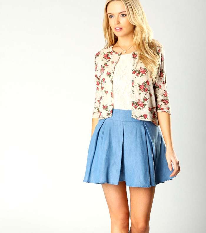 ارتدي مع تنانير الجينز الواسعة البليزر الملونة أو المطبعة