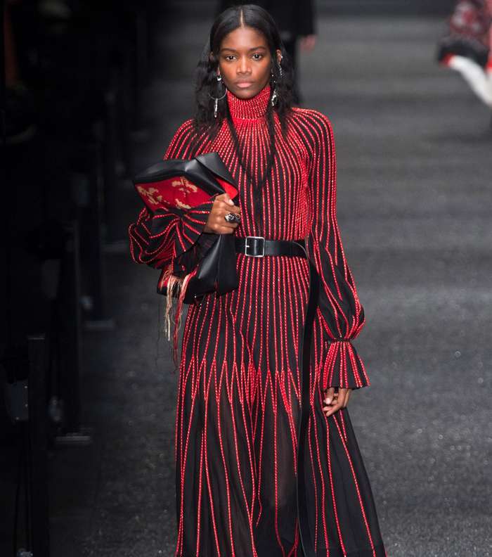 الفستان المقلم بقصة الياقة العالية ومتوسط الطول من الكسندر ماكوين لشتاء 2018