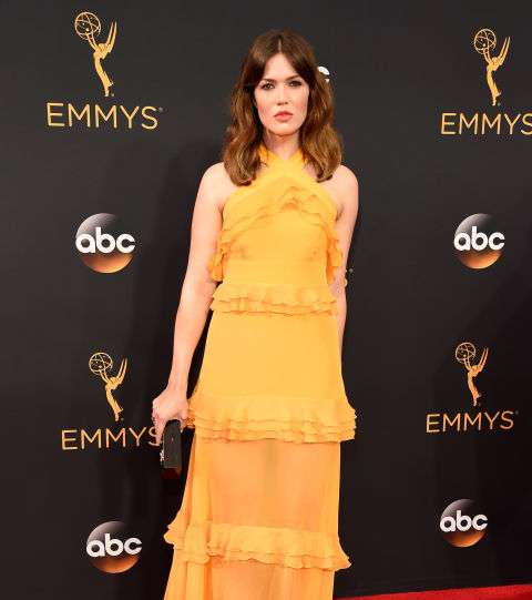 ماندي مور بفستان من Prabal Gurung في حفل الايمي