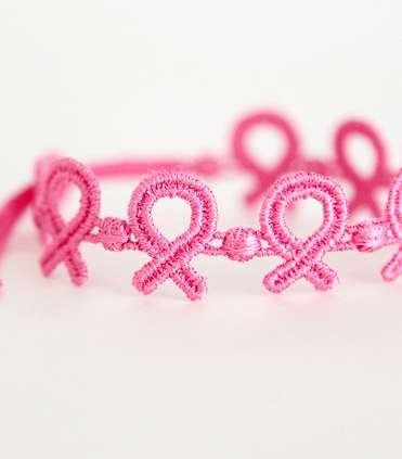 رباط مميز باللون الزهري لمكافحة سرطان الثدي