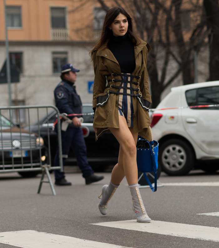السترة العسكرية باسلوب الباركا مع الاحزمة الجلدية المتعددة من شوارع ميلانو في اليوم الثاني لشتاء 2018