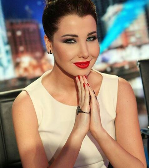 نانسي تعتمد تسريحة الكعكة