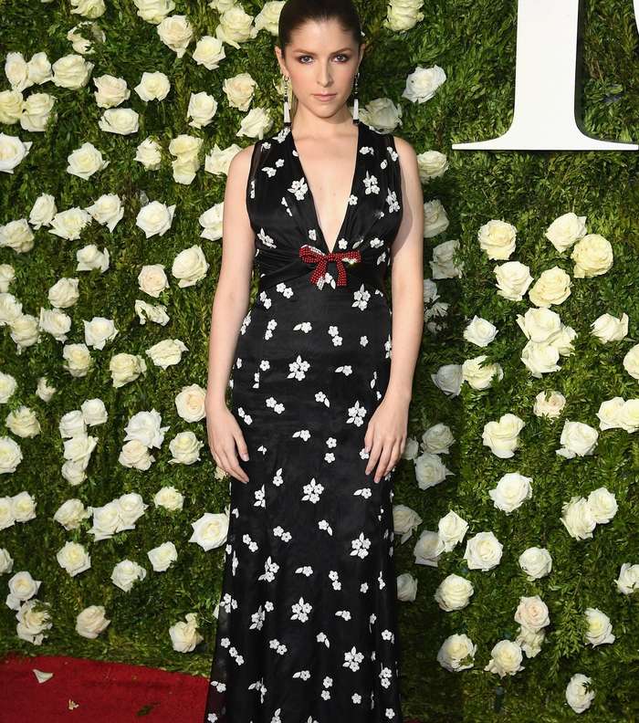 Anna Kendrick بفستان مطبع بالازهار من Miu Miu في حفل tony Awards 2017