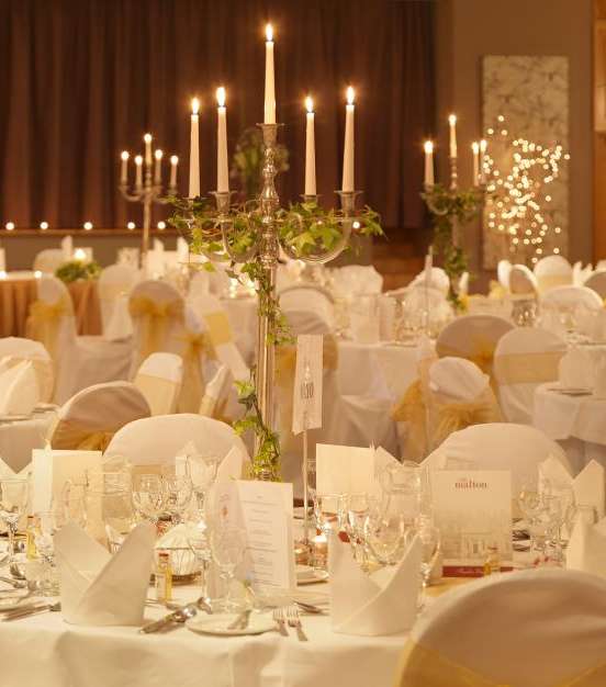 اللون الكريمي يبقى تأثيره كبيراً في طاولات الزفاف 