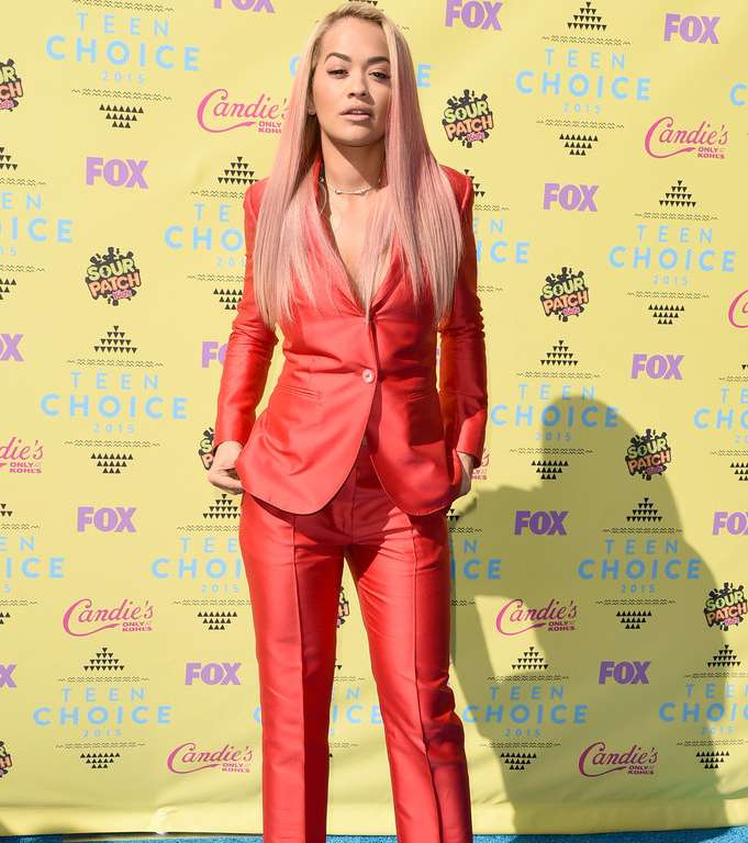 اطلالة ريتا اورا في حفل Teen Choice Awards 2015 ببذلة رسمية باللون الاحمر