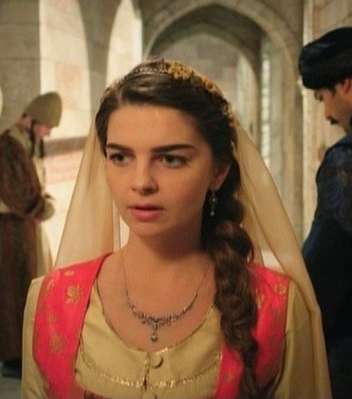 بيلين كاراهان تعتمد الضفيرة الجانبية في مسلسل حريم السلطان